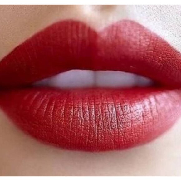 Bundle of 2 L'Oreal Colour Rich Lipsticks Matte-ly 102 & Matte-sterpeice 802 - Picture 6 of 10